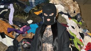 Gaya Misterius Camila Cabello Di Paris Fashion Week, Pakai Masker Tutupi Wajah