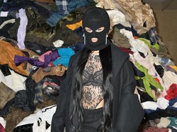 Gaya Misterius Camila Cabello Di Paris Fashion Week, Pakai Masker Tutupi Wajah