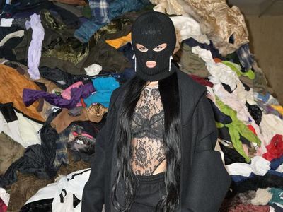 Gaya Misterius Camila Cabello Di Paris Fashion Week, Pakai Masker Tutupi Wajah