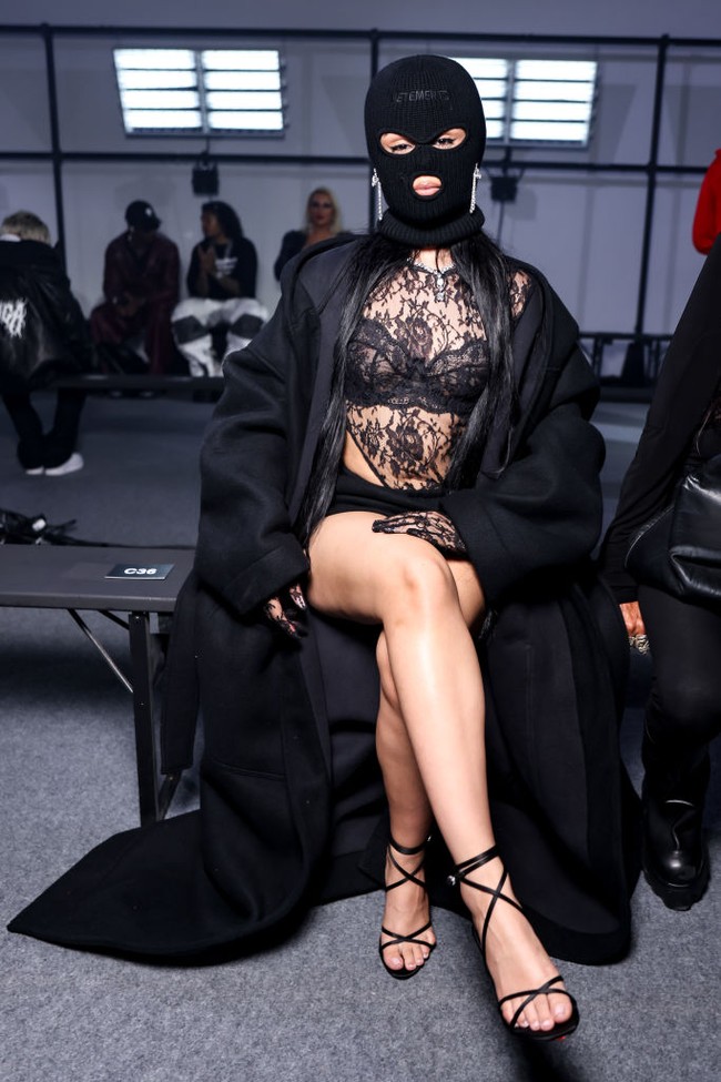 Pelantun lagu ‘Havana’ ini melengkapi busananya dengan mantel panjang menyentuh lantai, strappy heels dan sarung tangan lace. Foto: Lyvans Boolaky/Getty Images