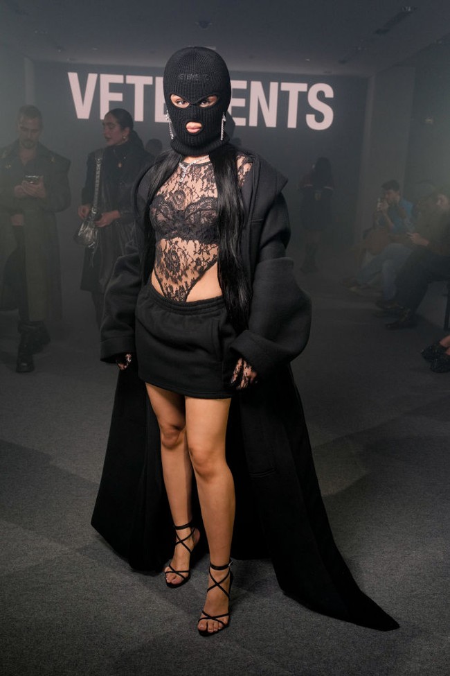 Camila Cabello memilih busana berisiko dengan mengenakan bodysuit transparan berbahan lace yang dipadu rok mini. Foto: Swan Gallet/WWD via Getty Images