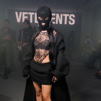 Camila Cabello memilih busana berisiko dengan mengenakan bodysuit transparan berbahan lace yang dipadu rok mini. Foto: Swan Gallet/WWD via Getty Images