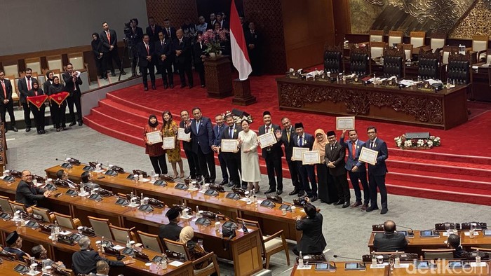 Dalam rapat paripurna terakhir penutup masa jabatan 2019-2024, Ketua DPR RI Puan Maharani menyematkan tanda penghargaan kepada para anggota dewan (Firda/detikcom)