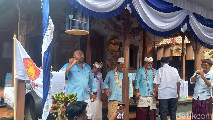 De Gadjah-Putu Agus Suradnyana meresmikan posko pemenangan Koalisi Indonesia Maju (KIM) Plus di Desa Tangguwisia, Kecamatan Seririt, Buleleng, Bali, Senin (30/9/2024). (Made Wijaya Kusuma)