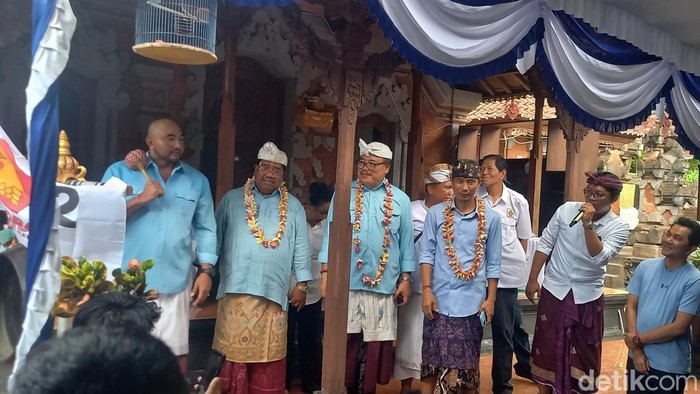 De Gadjah-Putu Agus Suradnyana meresmikan posko pemenangan Koalisi Indonesia Maju (KIM) Plus di Desa Tangguwisia, Kecamatan Seririt, Buleleng, Bali, Senin (30/9/2024). (Made Wijaya Kusuma)