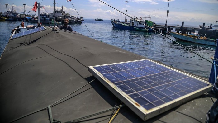 Nelayan memasang panel surya di atas kapalnya sebelum melaut di Pelabuhan Perikanan Ternate, Maluku Utara, Senin (30/9/2024). Nelayan yang menggunakan kapal berukuran 6-10 gross ton (GT) tersebut memanfaatkan pembangkit listrik tenaga surya (PLTS) sebagai sumber energi listrik saat melaut  agar lebih hemat bahan bakar minyak. ANTARA FOTO/Andri Saputra/YU