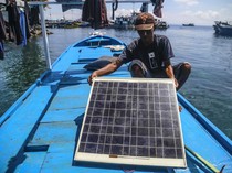 Demi Hemat BBM, Nelayan Ini Pakai Panel Surya di Kapalnya yang Kecil