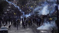 Ribuan massa itu mengutuk keras pembunuhan pemimpin Hizbullah, Hassan Nasrallah, oleh Israel.