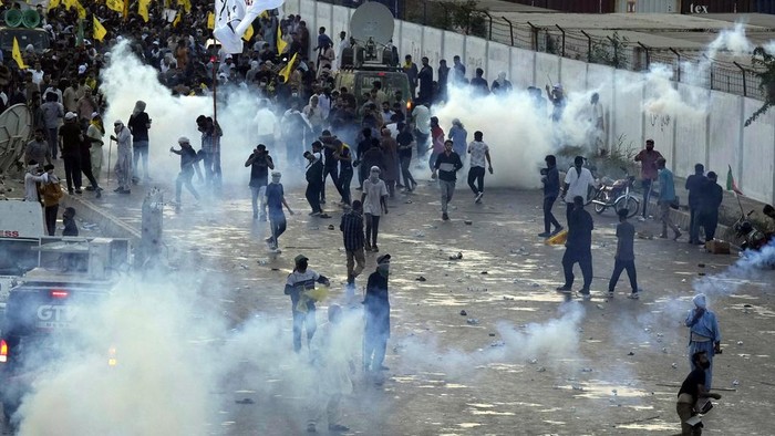 Demo Protes Pembunuhan Pimpinan Hizbullah di Pakistan Ricuh! Police fire tear gas to disperse Shiite Muslims during a protest against the killing of Hezbollah leader Hassan Nasrallah, near the U.S. consulate, in Karachi, Pakistan Sunday, Sept. 29, 2024. (AP Photo/Fareed Khan)