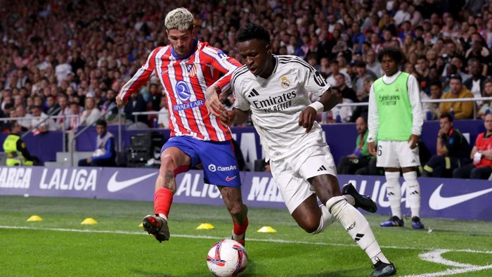 MADRID, SPAIN - SEPTEMBER 29: Rodrigo De Paul of Atletico de Madrid and Vinicius Junior of Real Madrid compete for the ball during the LaLiga match between Atletico de Madrid and Real Madrid CF  at Estadio Civitas Metropolitano on September 29, 2024 in Madrid, Spain. (Photo by Gonzalo Arroyo Moreno/Getty Images)