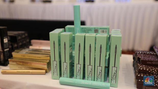 Deretan produk-produk Kosmetik Impor Ilegal saat konferensi pers satuan tugas pengawasan barang tertentu yang diberlakukan Tata Niaga Impor Ilegal di Kantor BPOM RI, Jakarta, Senin (30/9/2024). (CNBC Indonesia/Tri Susilo)