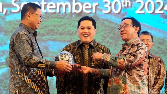 Direktur Corporate Banking Bank Mandiri Riduan, Direktur Utama Bank Mandiri Darmawan Junaidi, Menteri BUMN Erick Thohir, Vice President China Huadian Overseas Investment Zhou Qingke, dan Direktur Utama PT Bukit Asam Arsal Ismail saat bertukar cinderamata usai penandatanganan kerjasama strategis antara Bank Mandiri dan HBAP di Plaza Mandiri, Jakarta, Senin (30/9/2024).