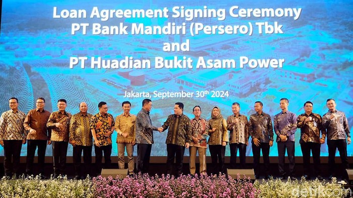 Direktur Corporate Banking Bank Mandiri Riduan, Direktur Utama Bank Mandiri Darmawan Junaidi, Menteri BUMN Erick Thohir, Vice President China Huadian Overseas Investment Zhou Qingke, dan Direktur Utama PT Bukit Asam Arsal Ismail saat bertukar cinderamata usai penandatanganan kerjasama strategis antara Bank Mandiri dan HBAP di Plaza Mandiri, Jakarta, Senin (30/9/2024).