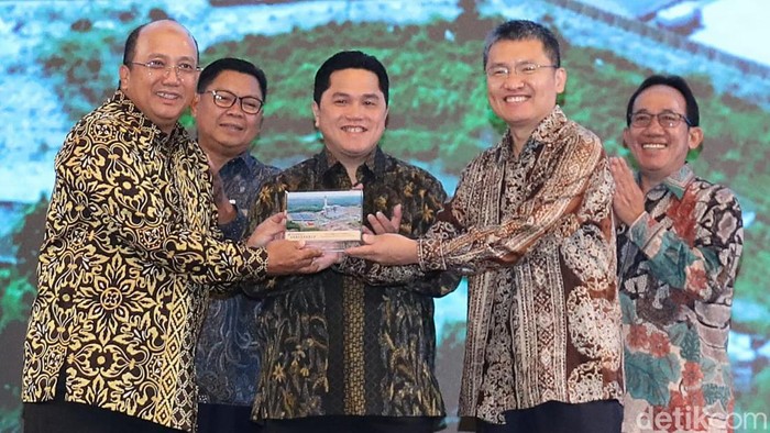 Direktur Corporate Banking Bank Mandiri Riduan, Direktur Utama Bank Mandiri Darmawan Junaidi, Menteri BUMN Erick Thohir, Vice President China Huadian Overseas Investment Zhou Qingke, dan Direktur Utama PT Bukit Asam Arsal Ismail saat bertukar cinderamata usai penandatanganan kerjasama strategis antara Bank Mandiri dan HBAP di Plaza Mandiri, Jakarta, Senin (30/9/2024).