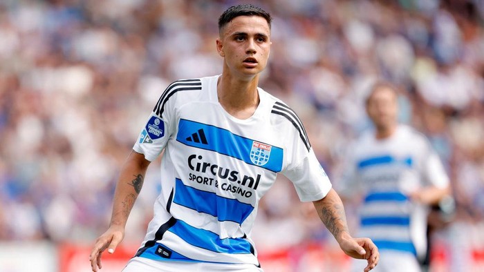 ZWOLLE, NETHERLANDS - AUGUST 18: Eliano Reijnders of PEC Zwolle  during the Dutch Eredivisie  match between PEC Zwolle v Feyenoord at the MAC3PARK Stadium on August 18, 2024 in Zwolle Netherlands (Photo by Jeroen van den Berg/Soccrates/Getty Images)