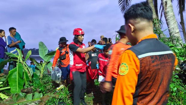 Evakuasi jenazah korban tenggelam di Sungai Serayu saringan waduk PLTA Mrica, Kabupaten Banjarnegara, Senin (30/4/2024) sore.