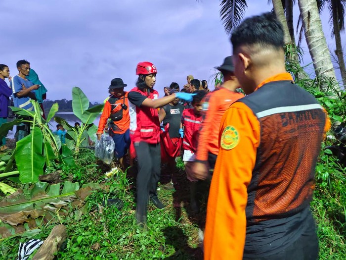 Evakuasi jenazah korban tenggelam di Sungai Serayu saringan waduk PLTA Mrica, Kabupaten Banjarnegara, Senin (30/4/2024) sore.