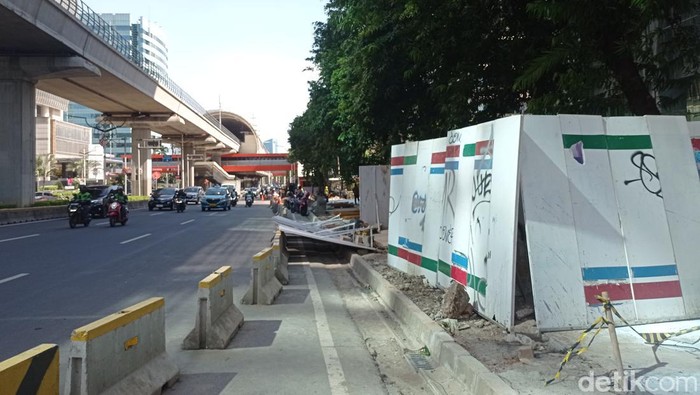 Galian di Jalan Rasuna Said menyebabkan trotoar yang biasa dipakai pejalan kaki tak bisa diakses. Padahal trotoar tersebut merupakan akses pejalan kaki untuk menuju perkantoran (Taufiq/detikcom)