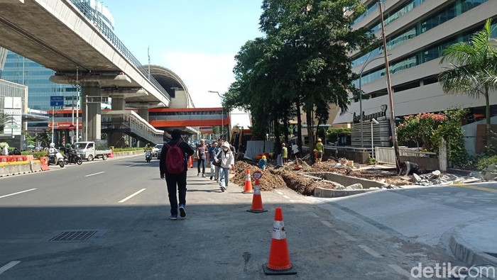 Galian di Jalan Rasuna Said menyebabkan trotoar yang biasa dipakai pejalan kaki tak bisa diakses. Padahal trotoar tersebut merupakan akses pejalan kaki untuk menuju perkantoran (Taufiq/detikcom)