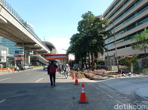 Ada Galian di Atas Trotoar Kuningan, Pejalan Kaki Melintas di Badan Jalan