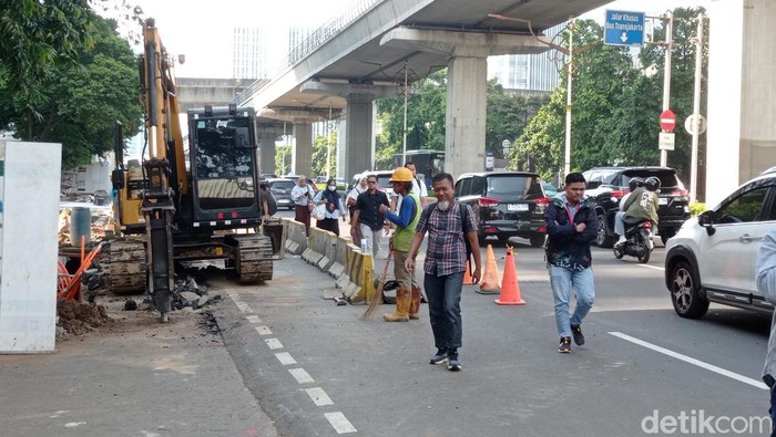Galian di Jalan Rasuna Said menyebabkan trotoar yang biasa dipakai pejalan kaki tak bisa diakses (Taufiq/detikcom).