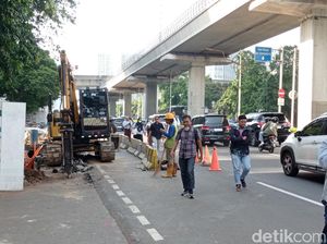 Pejalan Kaki Keluhkan Galian di Trotoar Kuningan: Jadi Waswas Lewat Badan Jalan