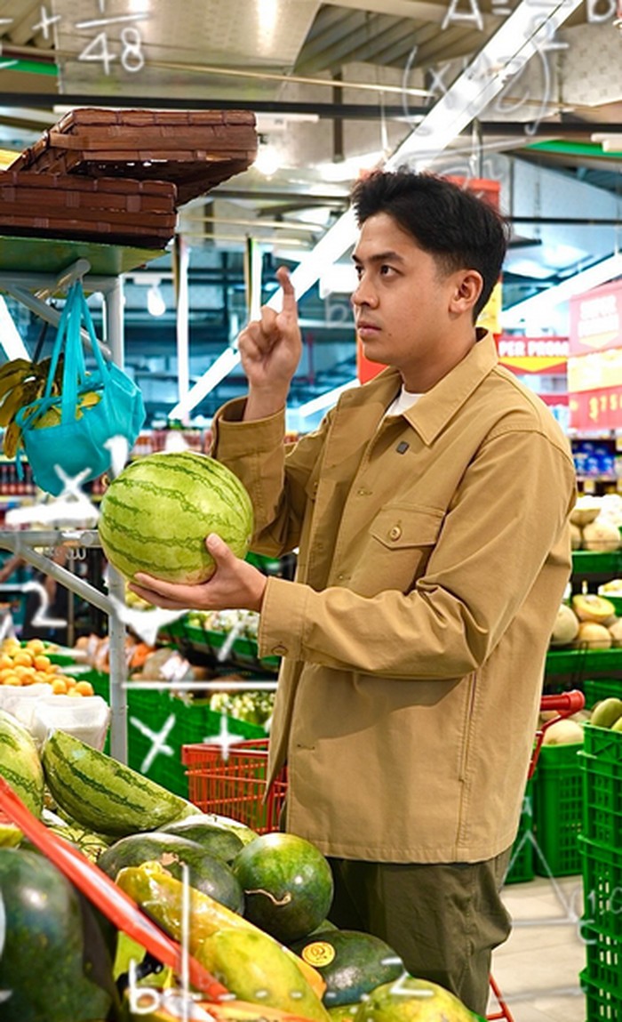 Gaya Jerome Polin Saat Makan di Warteg hingga Warung Pecel Lele