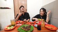 Ajak Echa Aura mukbang pecel lele, keduanya tampak menikmati makanan sederhana ini dengan wajah semangat mereka. Foto: Instagram @jeromepolin