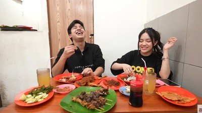 Gaya Jerome Polin Saat Makan di Warteg hingga Warung Pecel Lele