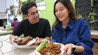 Selain pecel lele, Jerome pun pernah mengajak YouTuber Jessica Jane untuk makan nasi rames langsung di wartegnya. Foto: Instagram @jeromepolin