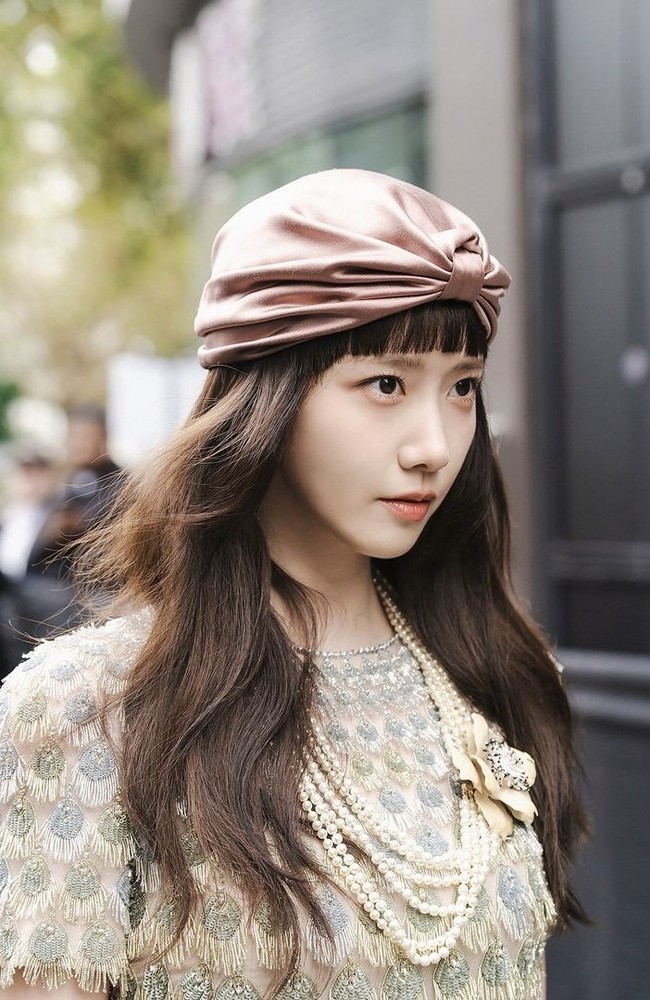 Tak sedikit netizen Korea terkejut dengan gaya Yoona SNSD yang terbilang eksperimental. Ada pula yang menilai Yoona tidak cocok dengan gaya berpakaiannya. Foto: Instagram