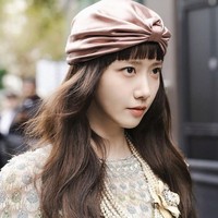 Tak sedikit netizen Korea terkejut dengan gaya Yoona SNSD yang terbilang eksperimental. Ada pula yang menilai Yoona tidak cocok dengan gaya berpakaiannya. Foto: Instagram