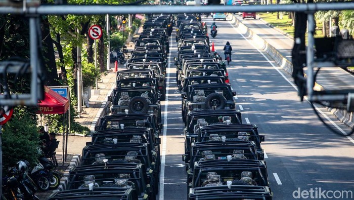Gladi resik HUT ke-79 TNI digelar hari ini. Kendaraan taktis (rantis) milik TNI berjejer di Jalan Merdeka Barat, Jakarta.
