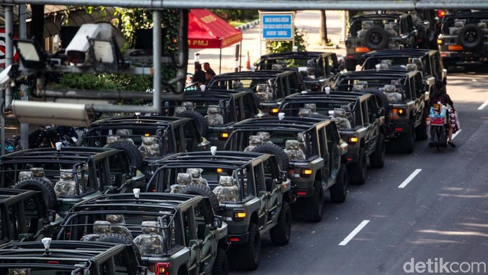 Gladi resik HUT ke-79 TNI digelar hari ini. Kendaraan taktis (rantis) milik TNI berjejer di Jalan Merdeka Barat, Jakarta.
