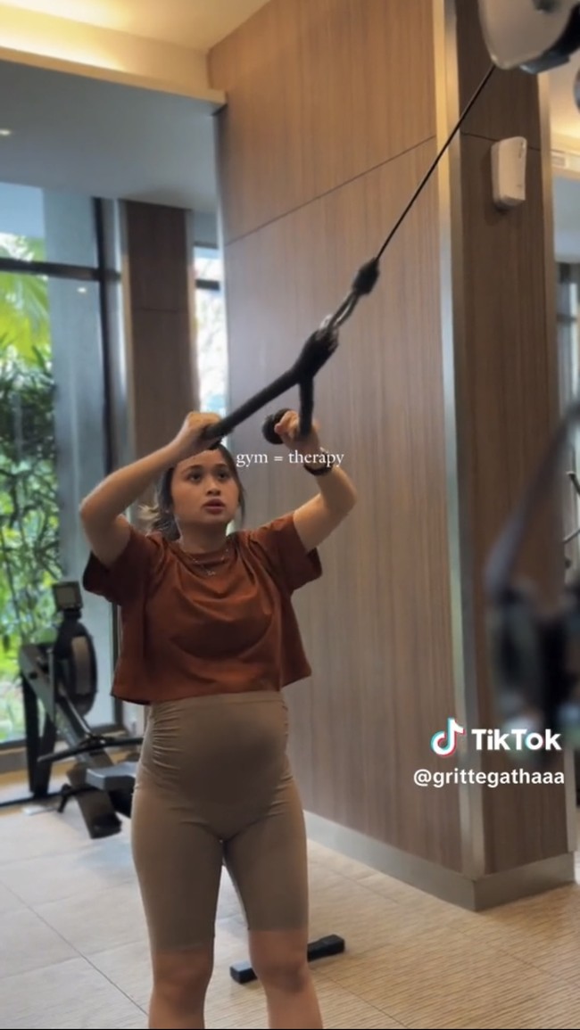 Mengenakan atasan kaos crop top dan celana legging pendek, terlihat baby bump di perut Gritte sudah semakin besar. Meski demikian dirinya tampak masih semangat berolahraga dan tak kesulitan. Foto: TikTok/Gritte Agatha