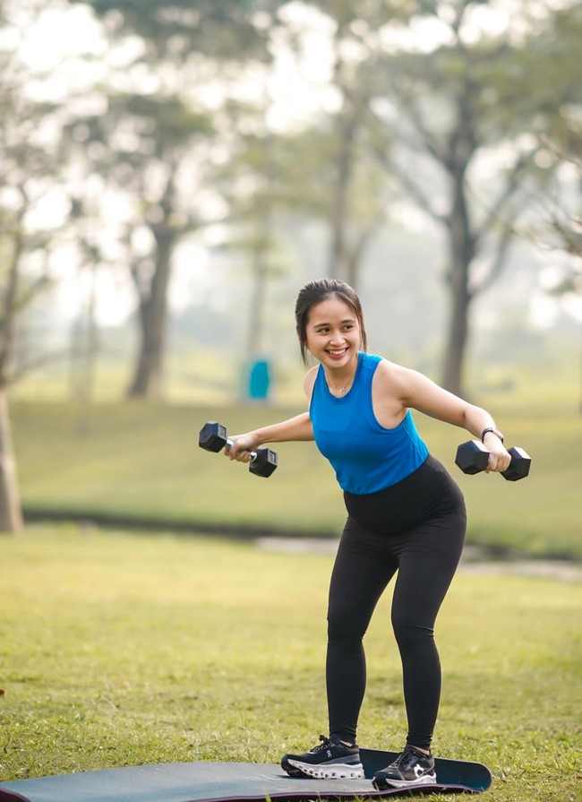 Sementara selama trimester 1 kehamilan Gritte mengaku hanya berolahraga jalan kaki dan renang. Kini di usia kehamilan yang semakin besar dirinya terlihat makin rajin berolahraga gym. Foto: Instagram/Gritte Agatha