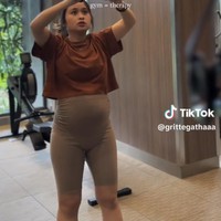 Mengenakan atasan kaos crop top dan celana legging pendek, terlihat baby bump di perut Gritte sudah semakin besar. Meski demikian dirinya tampak masih semangat berolahraga dan tak kesulitan. Foto: TikTok/Gritte Agatha