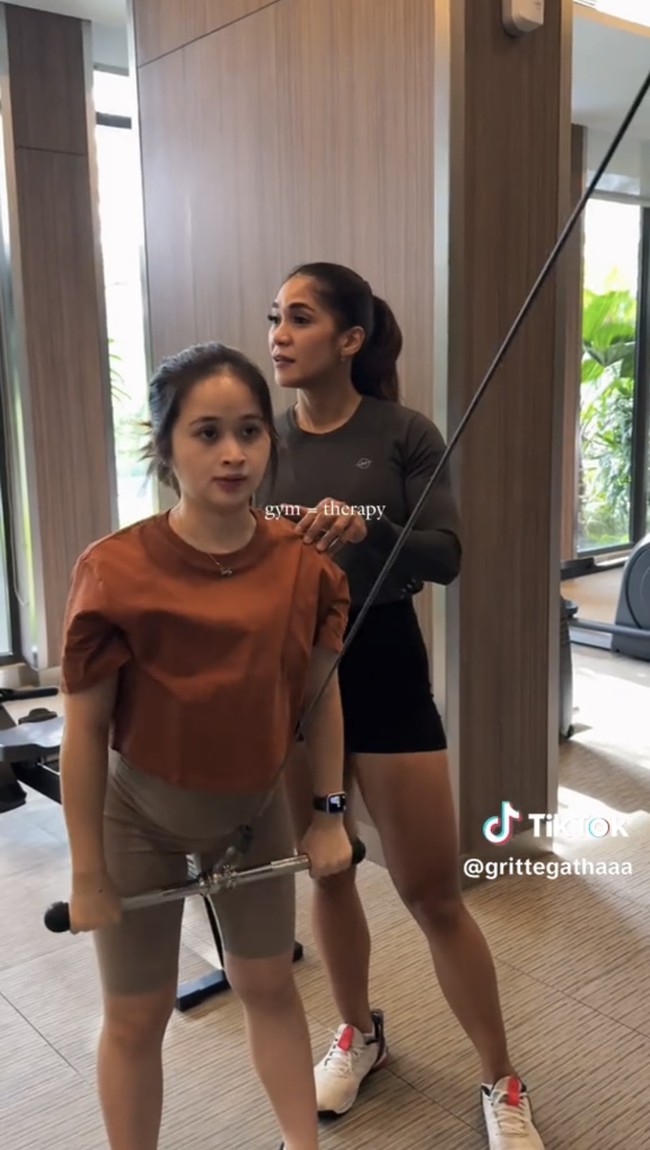 Masih aktif berolahraga saat hamil besar, tak sedikit netizen yang memuji semangat Gritte. Tak hanya itu saja, beberapa juga dibuat salfok dengan wajah Gritte yang dinilai tetap baby face meski tengah hamil. Foto: TikTok/Gritte Agatha