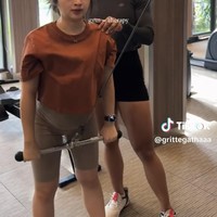 Masih aktif berolahraga saat hamil besar, tak sedikit netizen yang memuji semangat Gritte. Tak hanya itu saja, beberapa juga dibuat salfok dengan wajah Gritte yang dinilai tetap baby face meski tengah hamil. Foto: TikTok/Gritte Agatha