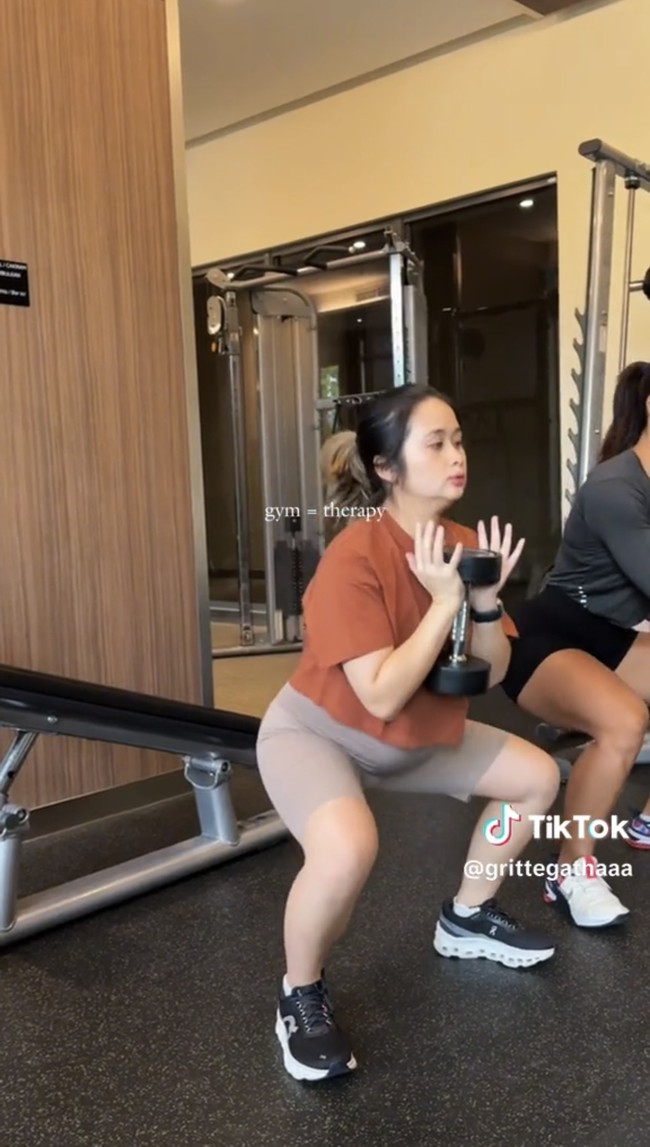 Seperti biasa, Gritte tampil natural dengan wajah tanpa makeup dan rambut yang hanya diikat satu. Meski demikian bumil yang satu ini tetap terlihat cantik. Foto: TikTok/Gritte Agatha