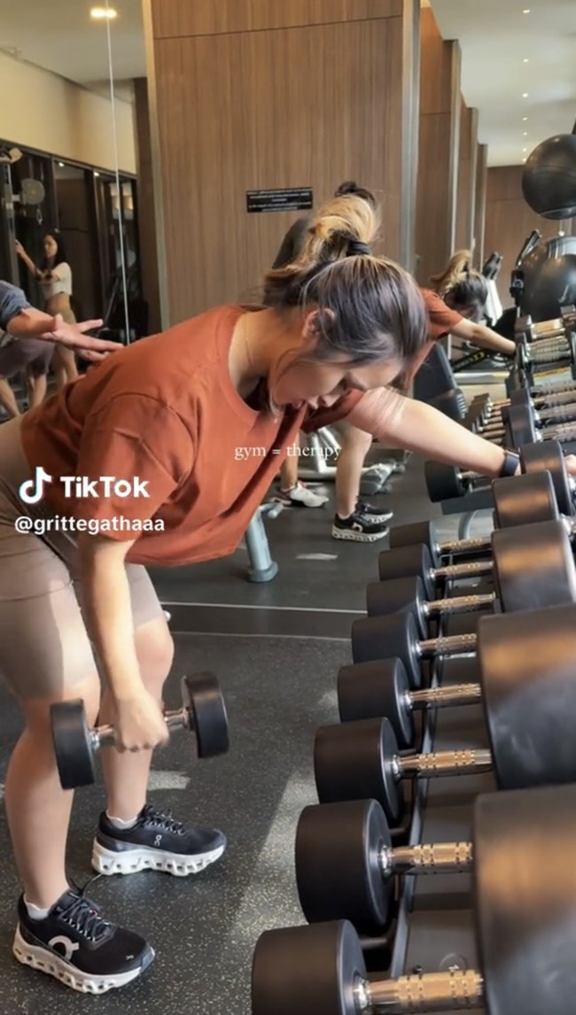 Gritte Agatha kembali mencuri atensi kala memamerkan momen dirinya saat sedang gym meski sedang hamil besar. Video dirinya yang sedang berolahraga itu diunggah ke akun TikTok pribadi. Foto: TikTok/Gritte Agatha
