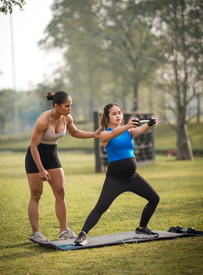Sebelumnya Gritte sendiri sempat mengungkapkan di salah satu keterangan unggahannya jika dirinya baru mulai melakukan gym setelah usia kehamilan trimester 2. Tentunya hal tersebut juga berdasarkan persetujuan dokter dan pengawasan PT yang menemaninya. Foto: Instagram/Gritte Agatha