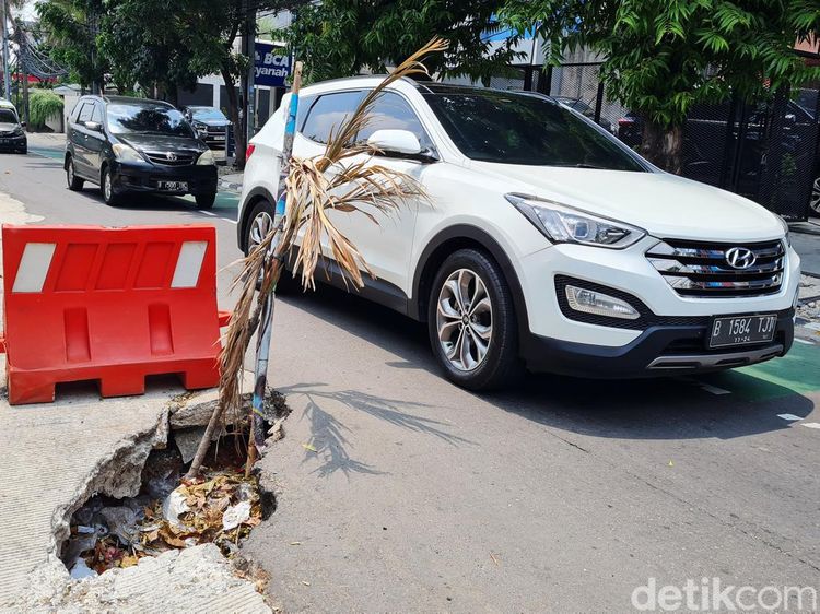 Hati-hati! Ada Lubang Menganga di Jalan Kampung Melayu Besar