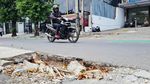 Hati-hati! Ada Lubang Menganga di Jalan Kampung Melayu Besar