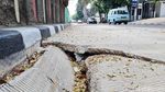 Hati-hati! Ada Lubang Menganga di Jalan Kampung Melayu Besar