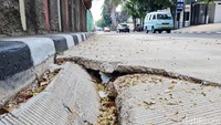 Pengendara diharapkan berhati-hati saat melintas di jalan tersebut.