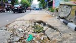 Hati-hati! Ada Lubang Menganga di Jalan Kampung Melayu Besar