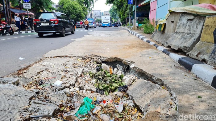 Kendaraan melintasi jalan rusak yang berlubang di Jalan Kampung Melayu Besar, Tebet, Jakarta Selatan, Senin (30/9/2024).