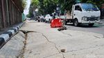 Hati-hati! Ada Lubang Menganga di Jalan Kampung Melayu Besar