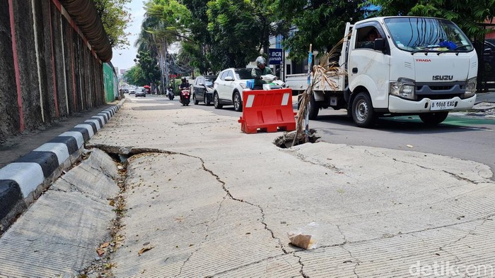 Kendaraan melintasi jalan rusak yang berlubang di Jalan Kampung Melayu Besar, Tebet, Jakarta Selatan, Senin (30/9/2024).
